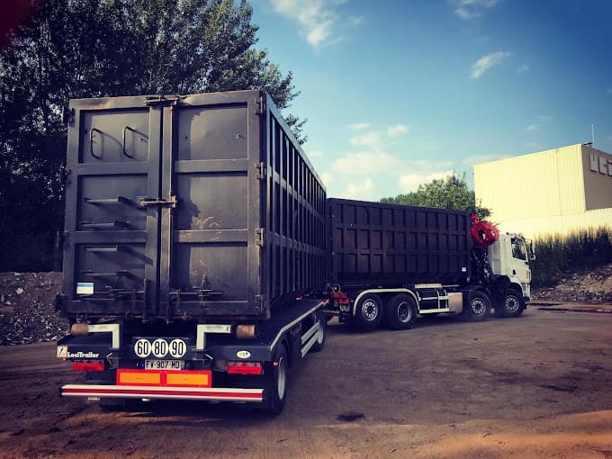 Parc de véhicules hors d'usage chez Ksk Recyclage, centre agréé à ANET