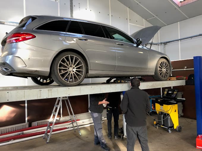 Vue extérieure du centre VHU agréé Even Auto à LESNEVEN (Finistère)