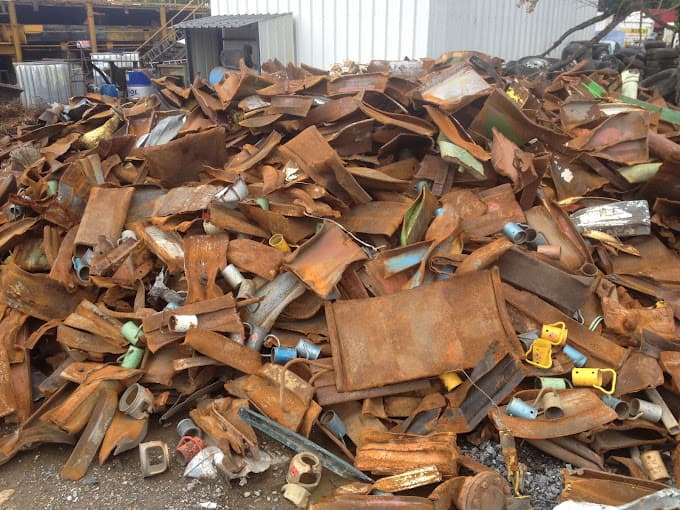 Parc de véhicules hors d'usage chez Comminges Métaux Services (Coma), centre agréé à MONTREJEAU