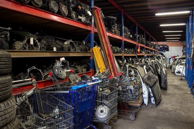 Parc de véhicules hors d'usage chez CASSE AUTO HERNANDEZ, centre agréé à CASTELGINEST