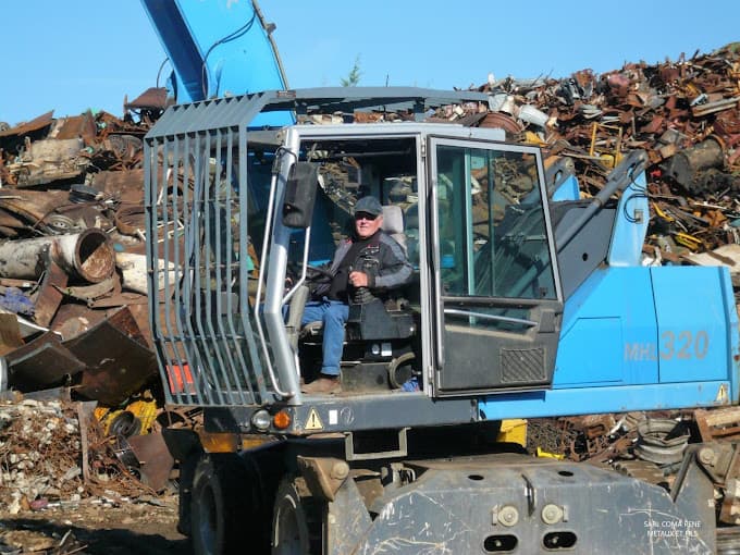 Parc de véhicules hors d'usage chez COMA RENE METAUX ET FILS, centre agréé à FRONTON