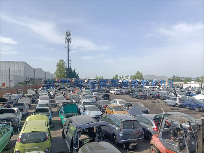 Parc de véhicules hors d'usage chez Cazenave Pièces Auto, centre agréé à COLOMIERS