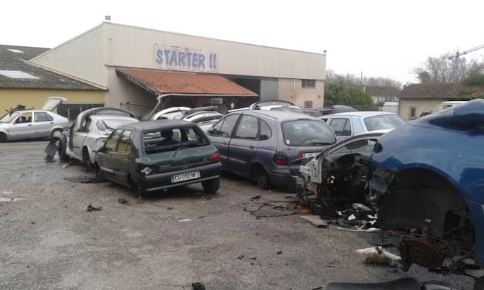Parc de véhicules hors d'usage chez Tresses Récupération Auto, centre agréé à TRESSES