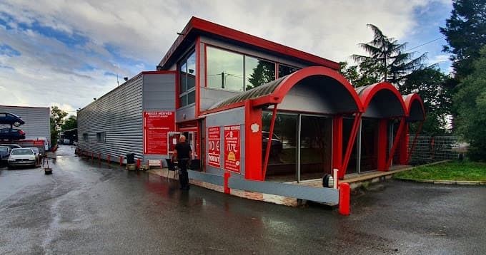 Parc de véhicules hors d'usage chez Diatan 2000, centre agréé à EYSINES