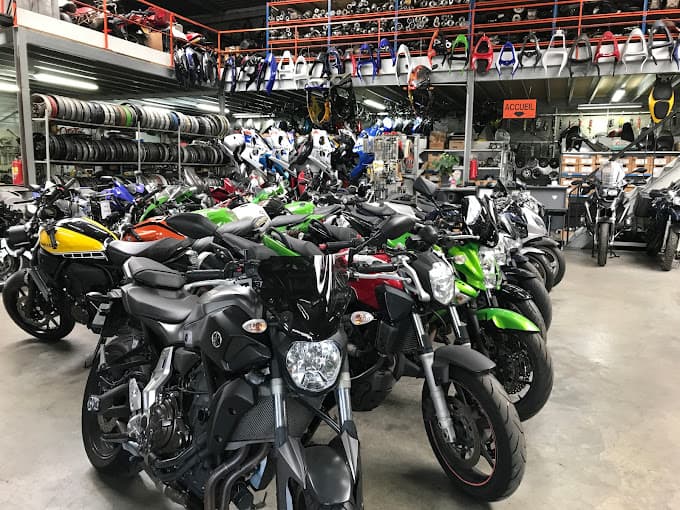 Parc de véhicules hors d'usage chez Aquitaine Moto Casse, centre agréé à BORDEAUX