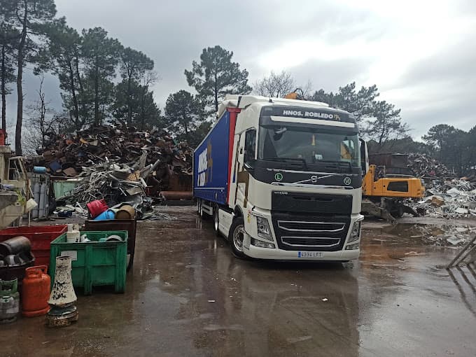 Parc de véhicules hors d'usage chez CAPY Bernard, centre agréé à LA TESTE-DE-BUCH