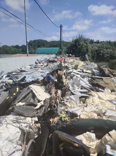 Parc de véhicules hors d'usage chez PURFER - Derichebourg Environnement, centre agréé à LAVERUNE