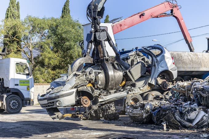 Parc de véhicules hors d'usage chez Lereau David, centre agréé à COLOMBIERS