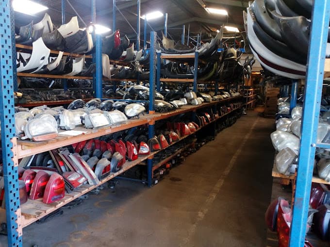 Parc de véhicules hors d'usage chez Favreau Christian, centre agréé à VITRE