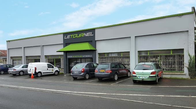 Vue extérieure du centre VHU agréé 89 Bd Michel Briant à GUIPAVAS (Ille-et-Vilaine)