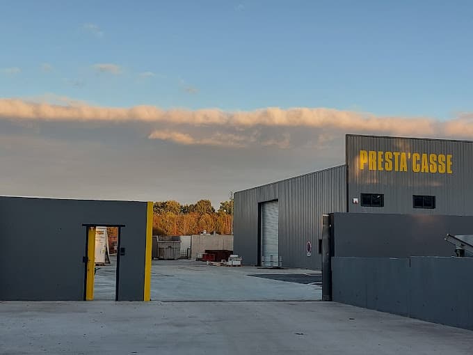 Vue extérieure du centre VHU agréé Presta Casse à GUICHEN (Ille-et-Vilaine)
