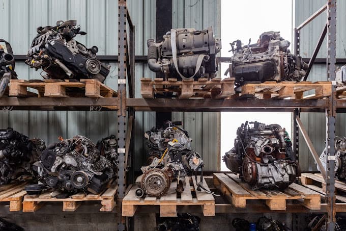 Parc de véhicules hors d'usage chez Auto Démolition Fougeraise ADF, centre agréé à LA SELLE-EN-LUITRE