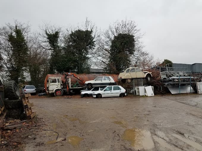 Parc de véhicules hors d'usage chez Jouet Alain, centre agréé à BEDEE