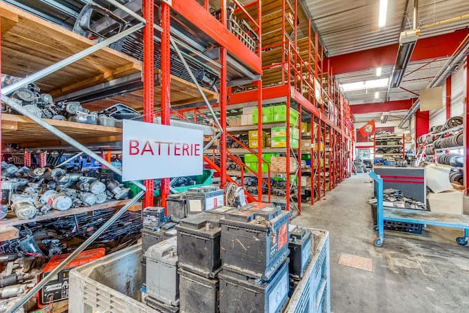 Parc de véhicules hors d'usage chez Lesève T . D . R . A, centre agréé à PARCAY-MESLAY