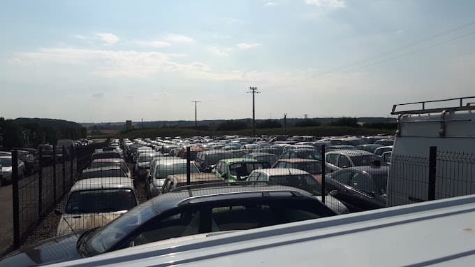 Parc de véhicules hors d'usage chez Autopieces 37, centre agréé à LE BOULAY