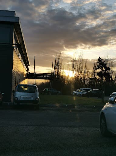 Parc de véhicules hors d'usage chez INDRA SAS, centre agréé à VAULX-MILIEU