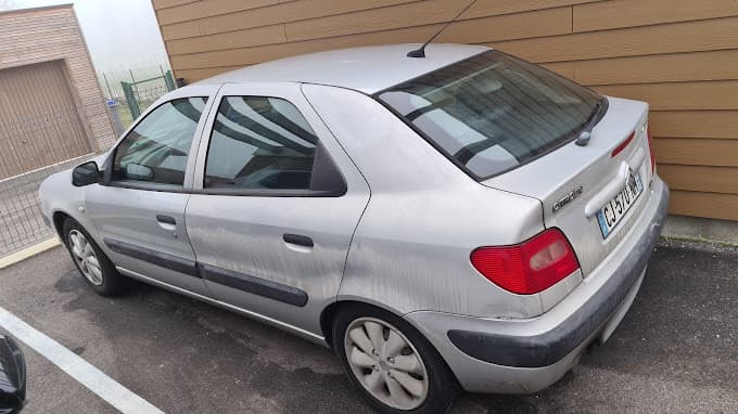 Parc de véhicules hors d'usage chez APV Auto Pièces Voironnaise, centre agréé à SAINT-JEAN-DE-MOIRANS