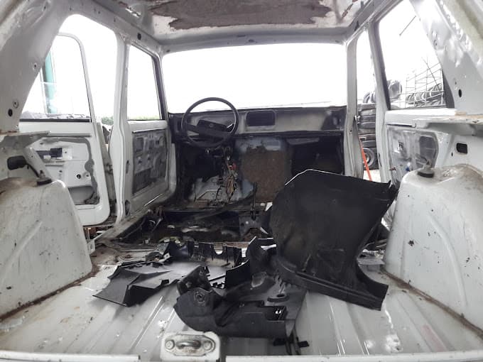 Parc de véhicules hors d'usage chez Sorevac SARL, centre agréé à CHATTE