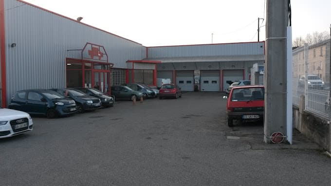 Parc de véhicules hors d'usage chez Marion SARL, centre agréé à DOMARIN