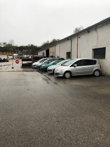 Parc de véhicules hors d'usage chez Ascone Démolition Auto, centre agréé à PORCIEU-AMBLAGNIEU