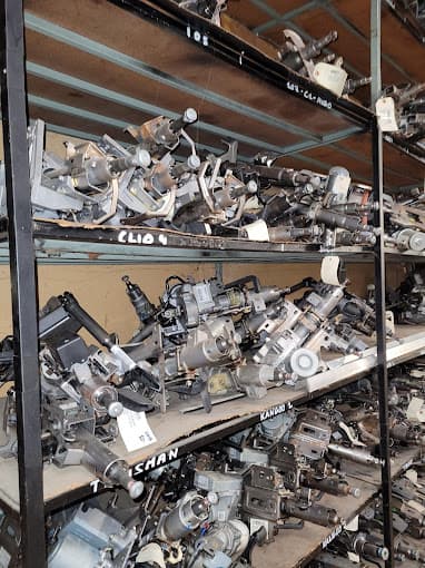 Parc de véhicules hors d'usage chez DECONSTRUCTION AUTOS VILLETON, centre agréé à NIVOLAS-VERMELLE