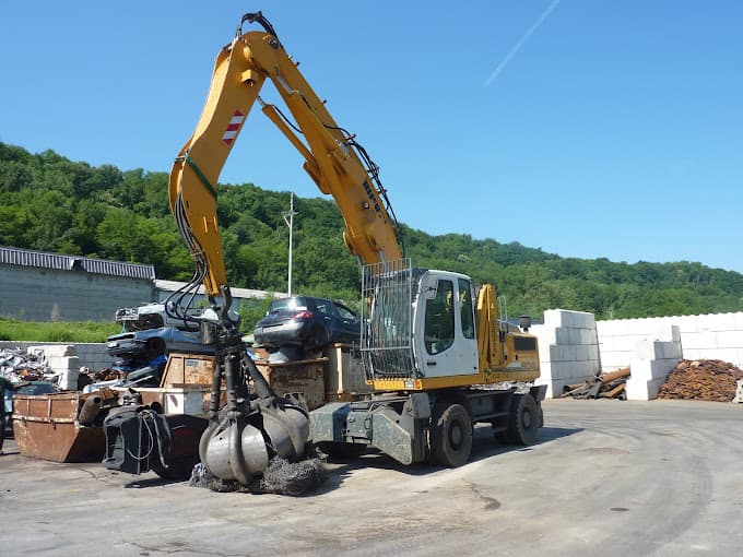 Vue extérieure du centre VHU agréé Guyonnet Récupération à SAINT-VICTOR-DE-CESSIEU (Isère)