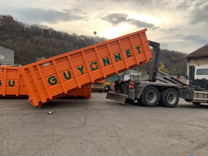 Parc de véhicules hors d'usage chez Guyonnet Récupération, centre agréé à SAINT-VICTOR-DE-CESSIEU