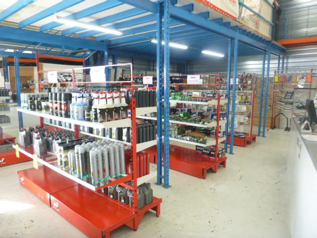 Parc de véhicules hors d'usage chez LP Moto, centre agréé à ROCHETOIRIN