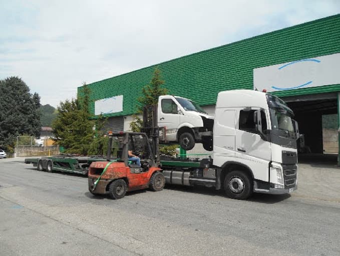 Parc de véhicules hors d'usage chez Autoloyd, centre agréé à SAINT MARTIN D'HERES