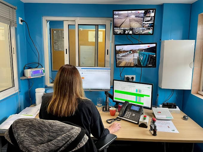 Parc de véhicules hors d'usage chez MJ Valorisation, centre agréé à SAINTE-SIGOLENE