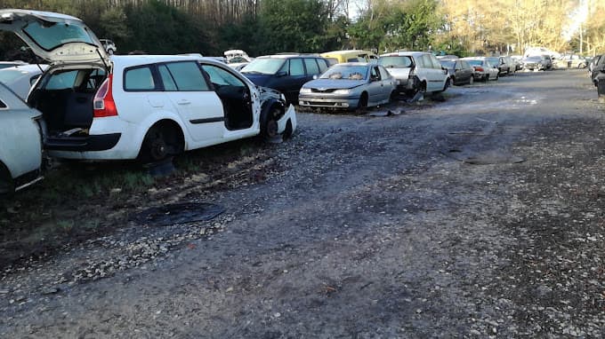 Parc de véhicules hors d'usage chez Colin-Poulard SARL, centre agréé à SEVERAC