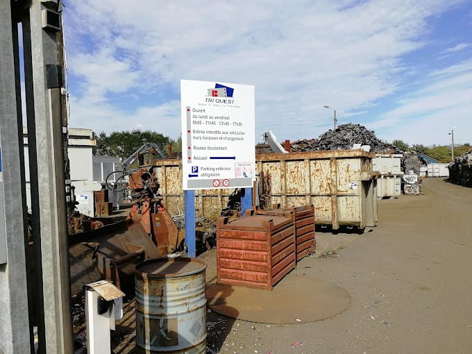 Parc de véhicules hors d'usage chez TRI OUEST BARBAZANGES, centre agréé à CHATEAUBRIANT