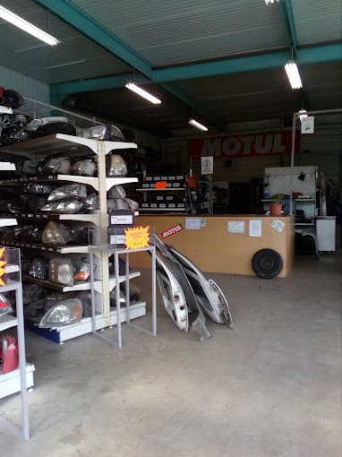 Parc de véhicules hors d'usage chez Lambert Sarl, centre agréé à CHAINGY