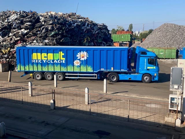 Vue extérieure du centre VHU agréé Menut Recyclage Tours (Achat métaux, démolition VHU, enlèvement ferraille) à SAINT-PIERRE-DES-CORPS (Loiret)