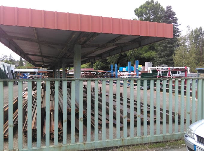 Parc de véhicules hors d'usage chez Hugonenc Negoce, centre agréé à BAGNAC-SUR-CELE