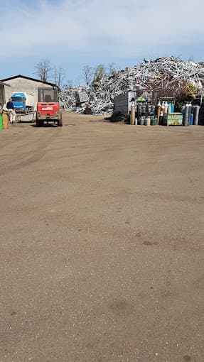 Parc de véhicules hors d'usage chez Aliarec Environnement, centre agréé à BOE