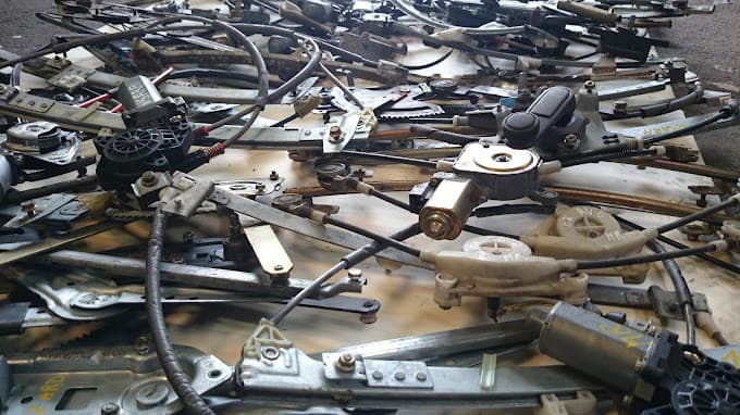 Parc de véhicules hors d'usage chez Maine Récuper SARL, centre agréé à CHEMILLE-EN-ANJOU