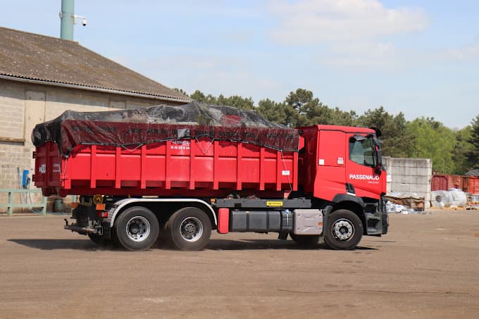 Parc de véhicules hors d'usage chez Passenaud Henri Récupération, centre agréé à MONTREUIL-BELLAY
