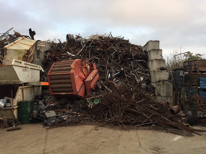 Parc de véhicules hors d'usage chez Arca-Récupération ARCA CHUDEAU, centre agréé à AVRILLE