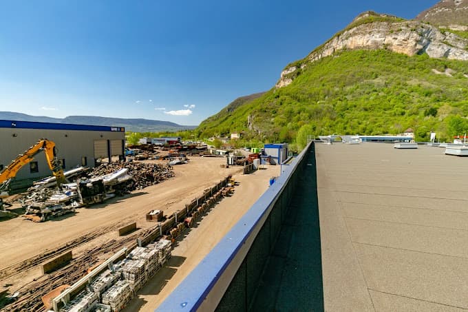 Parc de véhicules hors d'usage chez S M E Société Métallurgique d'Epernay, centre agréé à CULOZ-BEON