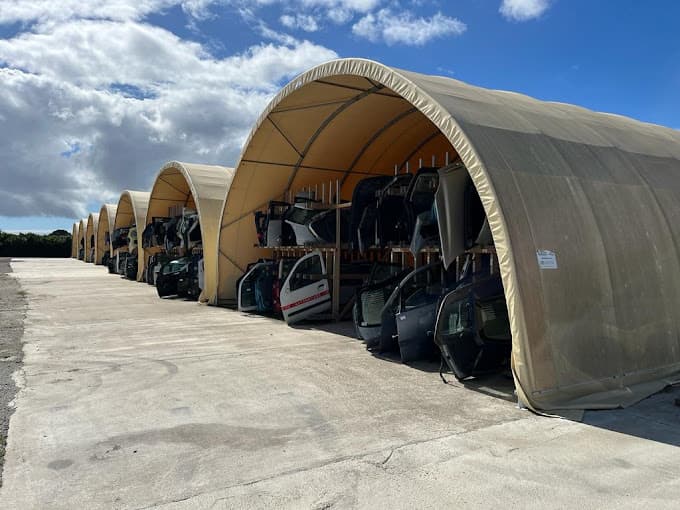 Vue extérieure du centre VHU agréé TILT AUTO 56 à CLEGUER (Morbihan)