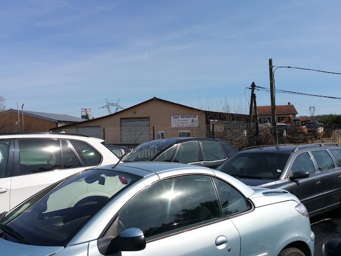 Parc de véhicules hors d'usage chez MPO Recycling, centre agréé à PELTRE