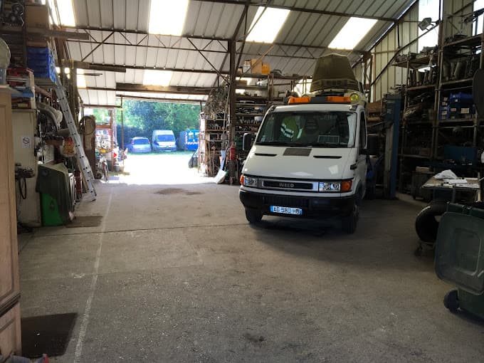 Parc de véhicules hors d'usage chez DB AUTO, centre agréé à DOMELIERS