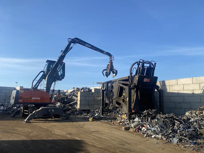 Parc de véhicules hors d'usage chez Eco Recycling, centre agréé à BRESLES
