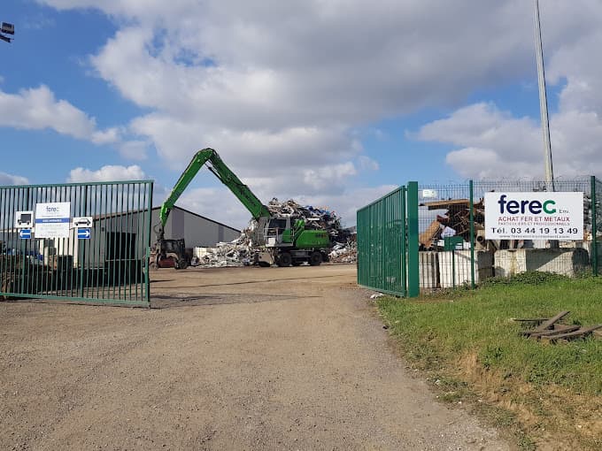 Vue extérieure du centre VHU agréé FEREC ENVIRONNEMENT à BREUIL-LE-SEC (Oise)