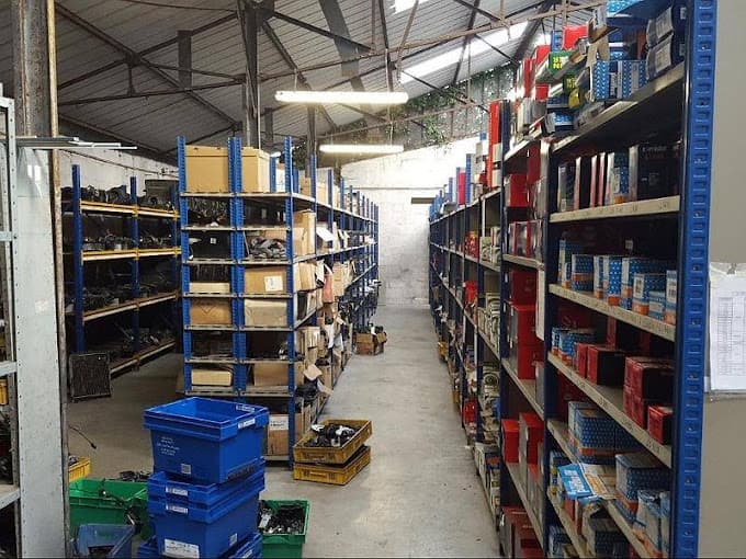 Parc de véhicules hors d'usage chez S2A, centre agréé à MONTILLY-SUR-NOIREAU