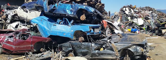 Parc de véhicules hors d'usage chez Claustre Environnement, centre agréé à MARSAC-EN-LIVRADOIS