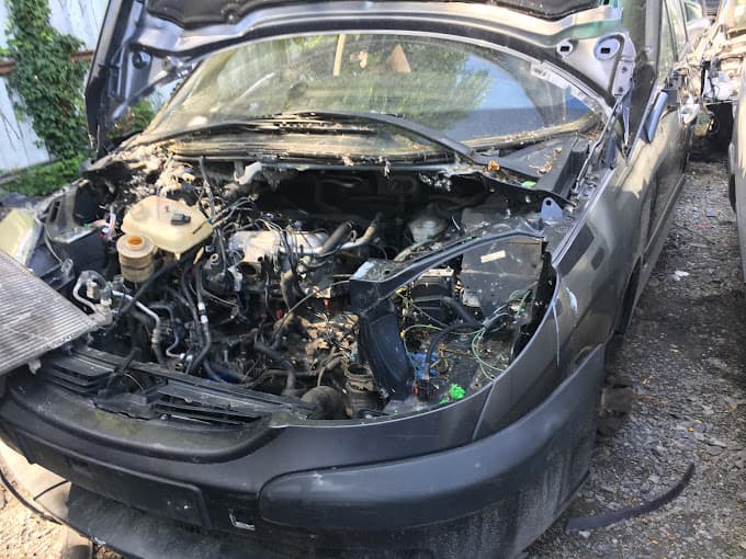 Parc de véhicules hors d'usage chez S.A.D.T Service Assistance Dépannage Transport, centre agréé à LONS