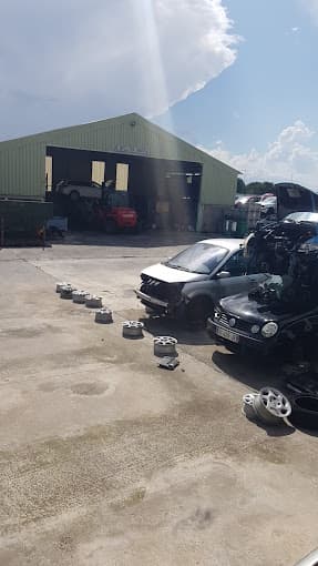 Parc de véhicules hors d'usage chez Démolition Autos Marty, centre agréé à PIA