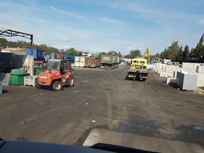 Vue extérieure du centre VHU agréé Linares à SAINT FELIU D'AVALL (Pyrénées-Orientales)